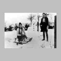 006-0089 Ursel und Gerd Quednau bauen einen Schneemann.jpg